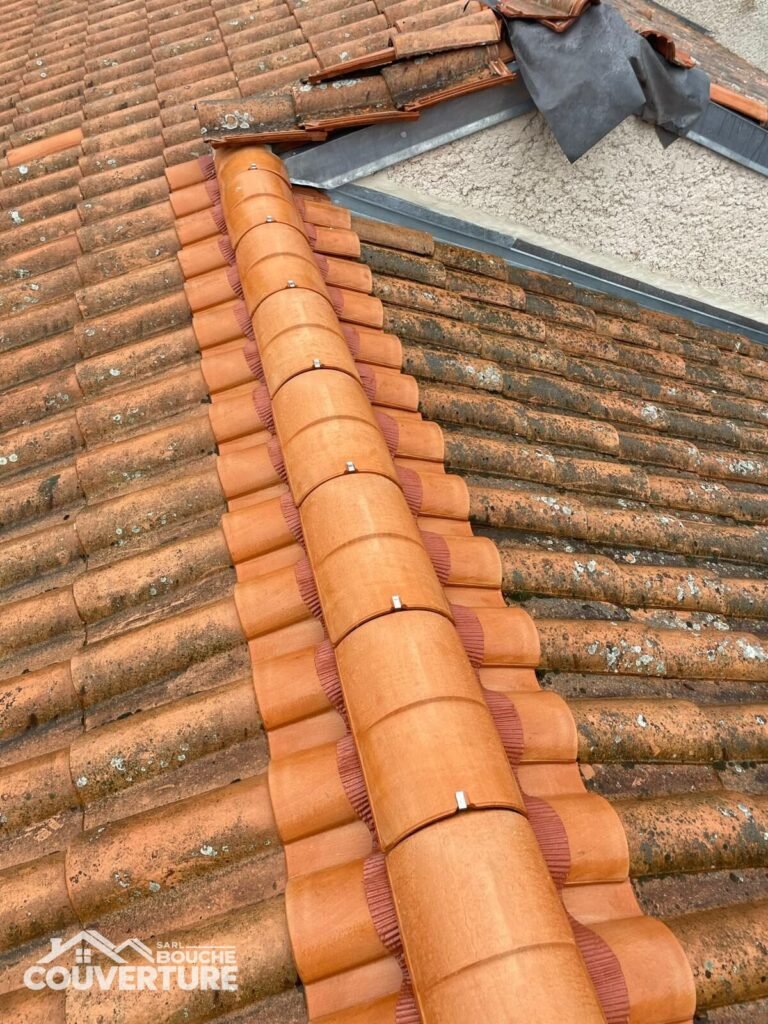 Réfection du faîtage et remplacement de tuiles